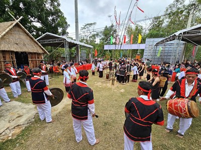  Gần nhau hơn nhờ tiếng cồng chiêng, trống Kơtoang
