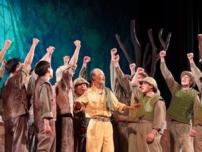  Sức sống mới cho sân khấu ở đề tài chính luận