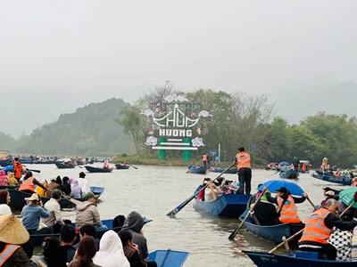 Không chơi bài ăn tiền trên thuyền, không thải rác bừa bãi