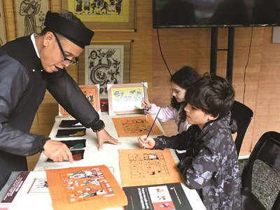 Khi tranh Đông Hồ, rối nước… đi Tây