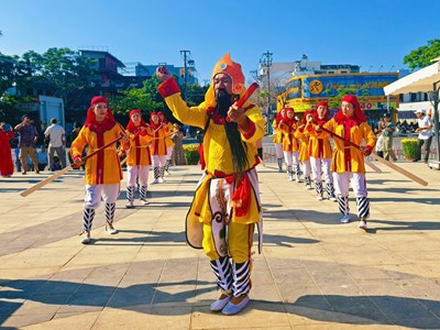 Về miền biển xem Lễ hội Cầu Ngư