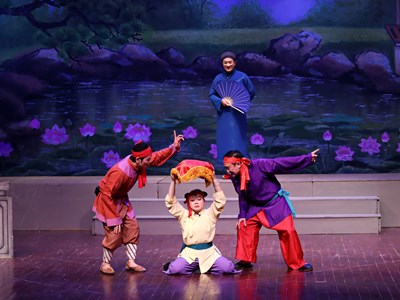  Sân khấu sôi động đầu xuân