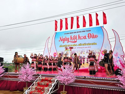  Người Ba Na Kriêm hút khách bằng sắc hoa anh đào