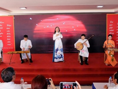 Tiếng nói của thi nhân trong thời đại mới