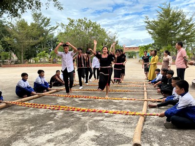 Dựng xây tương lai gắn với bản sắc dân tộc