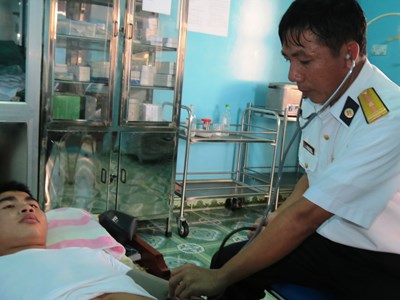 Bác sĩ Trường Sa, DK1 kể chuyện cứu ngư dân nơi “vùng biển bão tố”