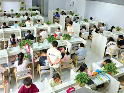 Nở rộ các trung tâm dạy thêm do AI “đứng lớp”