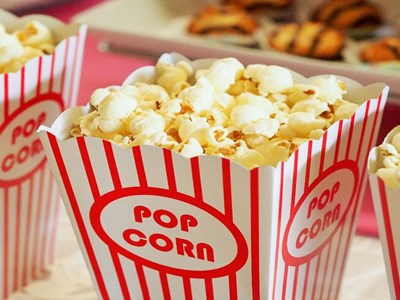 Có nên thay đổi nội dung phim để tăng doanh thu cho nhà sản xuất?