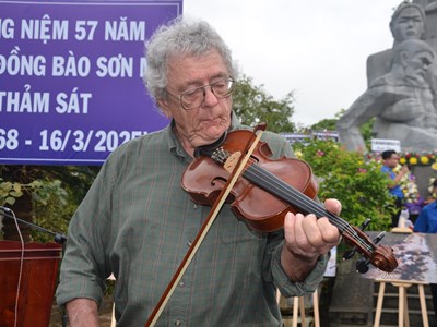  Tiếng vĩ cầm xoa dịu nỗi đau…