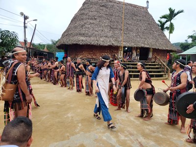 Phát triển du lịch trên nền tảng văn hóa Cơ Tu