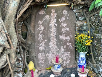  Bia đá trấn yểm cổ liên quan đến di tích chùa Cầu bị phá