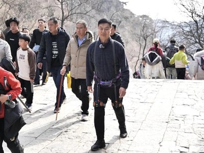  Dịch vụ “chân robot” hút khách leo núi Thái Sơn