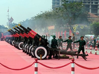 Diễn tập bắn pháo đại bác chuẩn bị cho Lễ kỷ niệm 50 năm thống nhất đất nước
