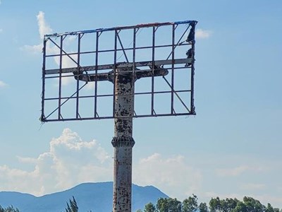 Những biển quảng cáo phản cảm, mất mỹ quan ở Lộc Hà