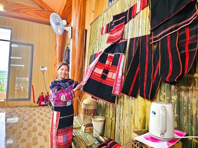 Sống lại những khung dệt thổ cẩm của người Ba Na