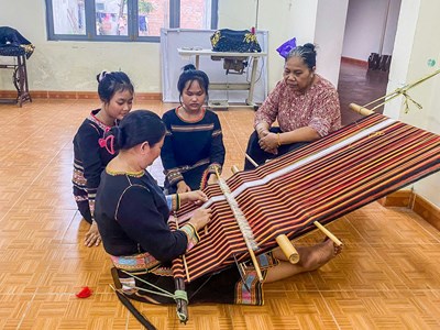 Giữ lửa nghề dệt thổ cẩm