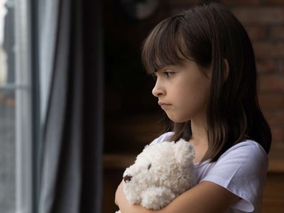 17 dấu hiệu thường thấy ở những người có tuổi thơ không hạnh phúc