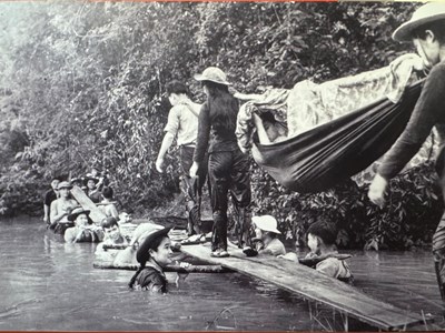 “Chữ ký của chúng tôi đã mang theo máu và hy vọng“