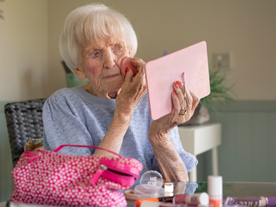 Cụ bà 103 tuổi gây “sốt” TikTok nhờ video trang điểm