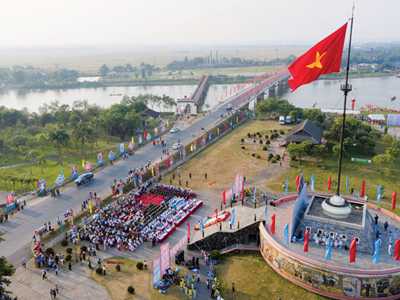 Người may cờ kết nối hàng triệu trái tim