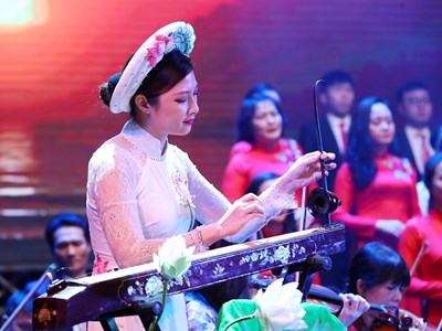  “Các cháu học hết lớp 12, ít nhất phải biết chơi một loại nhạc cụ”