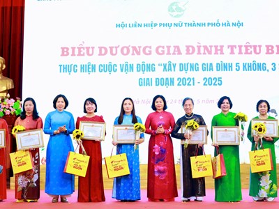 Biểu dương gia đình tiêu biểu trong thực hiện Cuộc vận động “Xây dựng gia đình 5 không, 3 sạch”