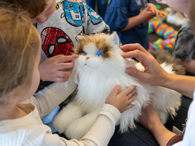 Mèo robot giúp giảm căng thẳng ở trẻ em và người cao tuổi