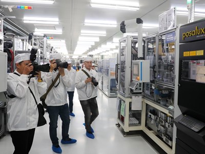 “Chân ga”, “chân phanh” cho sự phát triển