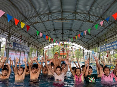 Khi các “sao” là thầy dạy bơi