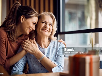 Mẹ chẳng sợ già, chỉ sợ bị các con lãng quên