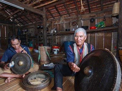  Những người “nói chuyện” với chiêng