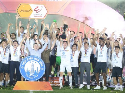 Một mùa giải khép lại, nhiều câu hỏi mở ra