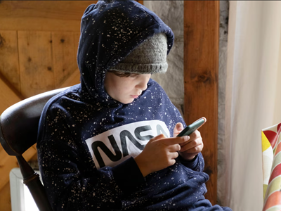 Trẻ em bắt đầu tự hạn chế dùng điện thoại để bảo vệ sức khỏe tâm thần