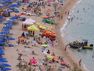 Người dân Tây Ban Nha “mất chỗ” trên bãi biển quê hương