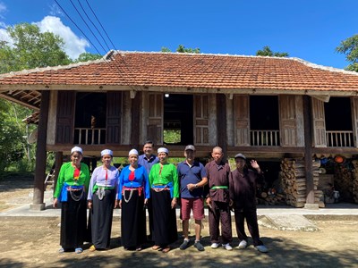  Làng Mường đón khách