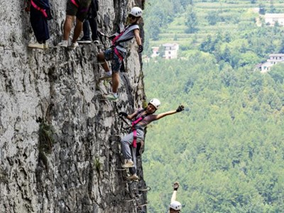 Vùng núi Trung Quốc “đổi đời” nhờ du lịch mạo hiểm