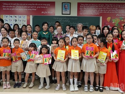 Phu nhân Tổng Bí thư Ngô Phương Ly thăm lớp học tiếng Việt tại Nga