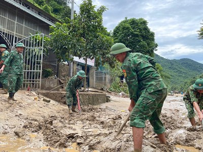 Nước lên ngập bản, tình người dâng cao