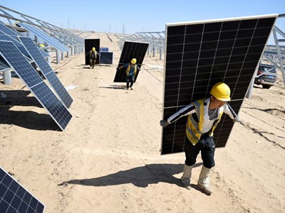 Trung Quốc trả giá vì “cuộc đua mở rộng” ngành pin mặt trời