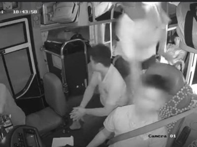 Hành khách say rượu tấn công tài xế giữa đường