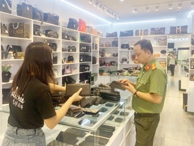 Phát hiện hàng loạt sản phẩm giả mạo thương hiệu tại Hà Nội