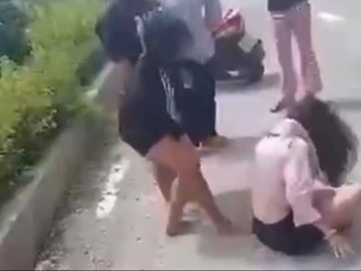 Thiếu nữ 14 tuổi  bị đánh hội đồng