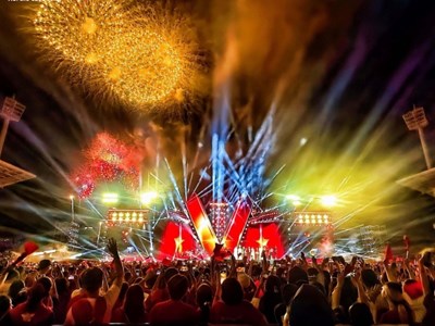 Khoảnh khắc pháo hoa huyền ảo khép lại đêm nhạc “Tổ quốc trong tim”