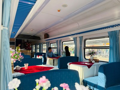 Soi cận cảnh nội thất và tiện nghi tàu du lịch Hà Nội - Đồng Hới