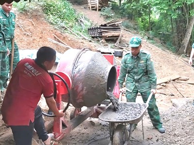  Những người lính “gùi nhà” về cho dân