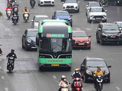 Các tuyến xe buýt đến Quảng trường Cách mạng Tháng Tám