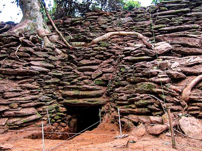 Lãng quên lũy đá cổ Kỳ Lạc trên dãy Hoành Sơn?