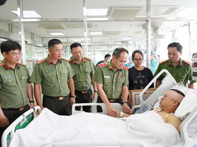 Trao Bằng khen cho chiến sĩ CSCĐ bị thương khi bảo vệ hợp luyện A80