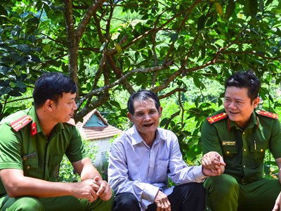  “Đi từng ngõ, gõ từng nhà” hoàn thành cấp đổi thẻ đảng viên