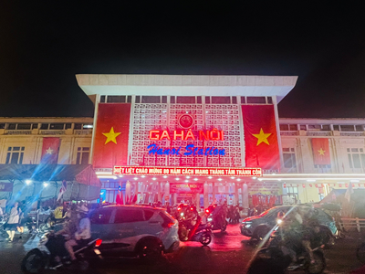 Sân bay và ga tàu tấp nập, bến xe không quá tải